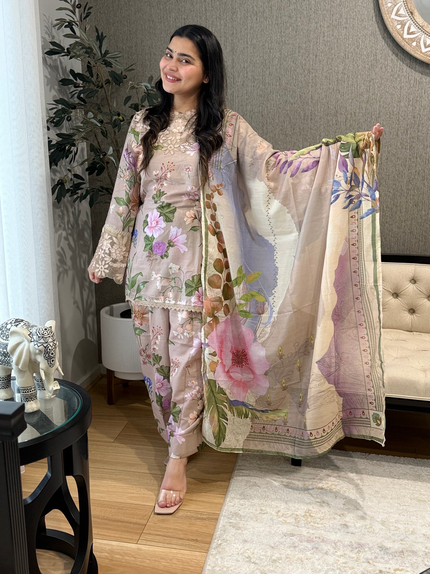 Faria Farshi Suit (Beige)
