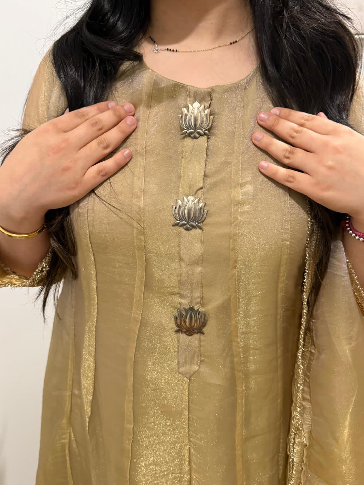 Nidhi (golden)