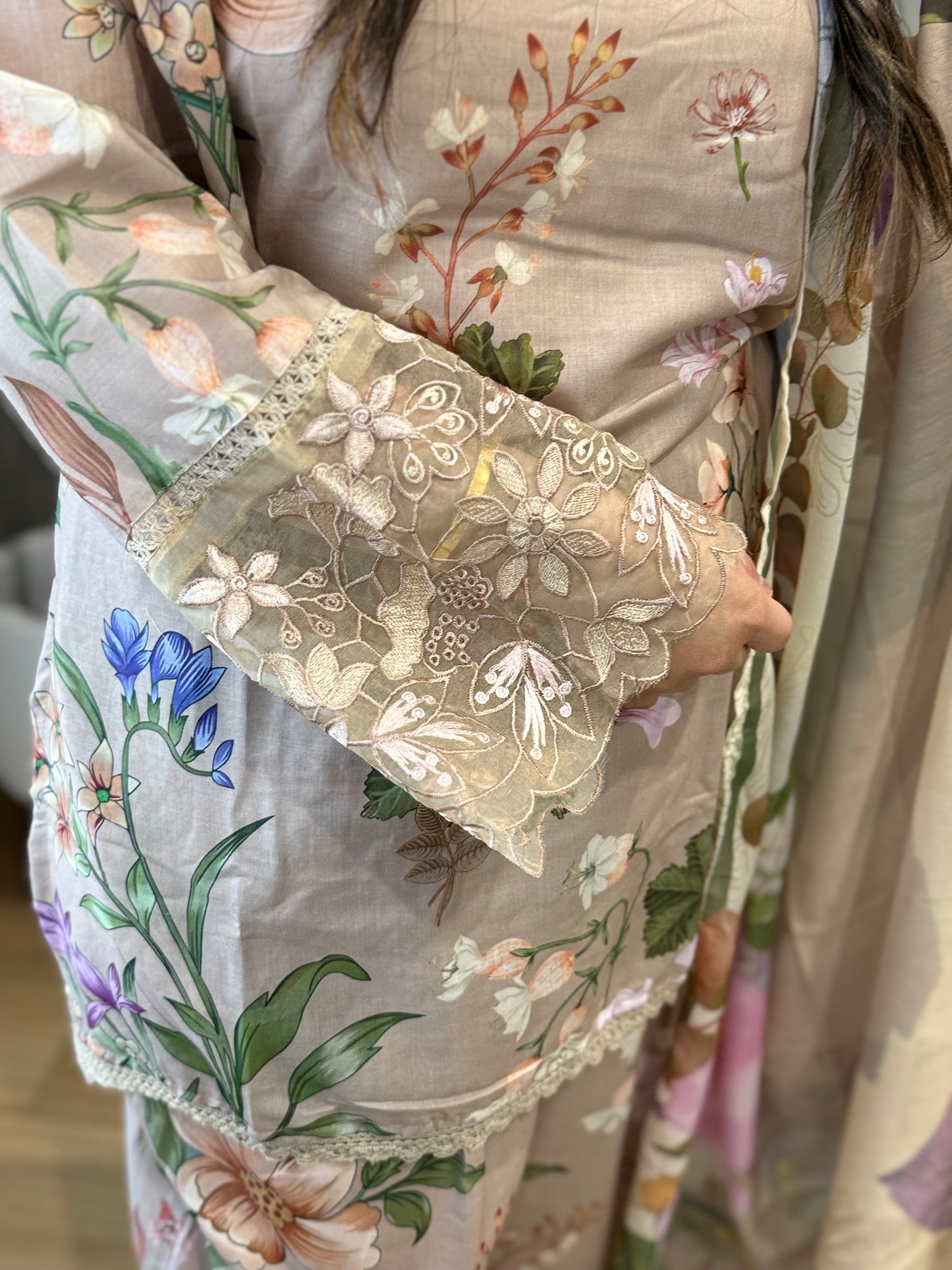 Faria Farshi Suit (Beige)